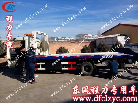 李先生檢查湖北程力東風(fēng)多利卡清障車(chē)托舉部分展示圖