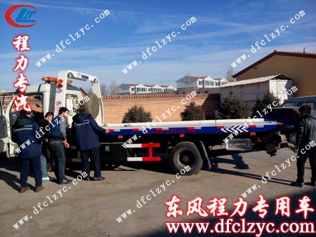 李先生及其朋友仔細(xì)查看東風(fēng)多利卡清障車(chē)場(chǎng)景