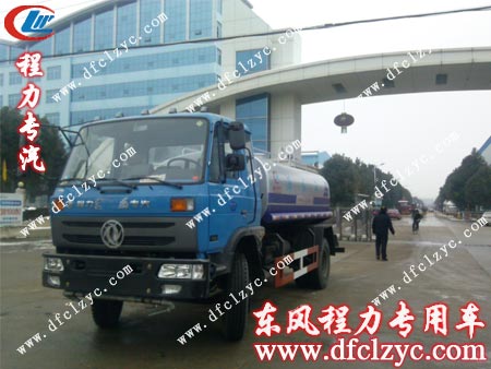 東風(fēng)145灑水車(chē)在湖北程力廠門(mén)口冒雪出發(fā)