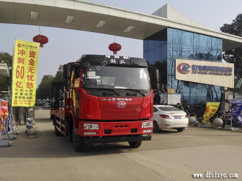 喬總訂購的程力集團解放J6單橋平板運輸車發(fā)車?yán)? title=